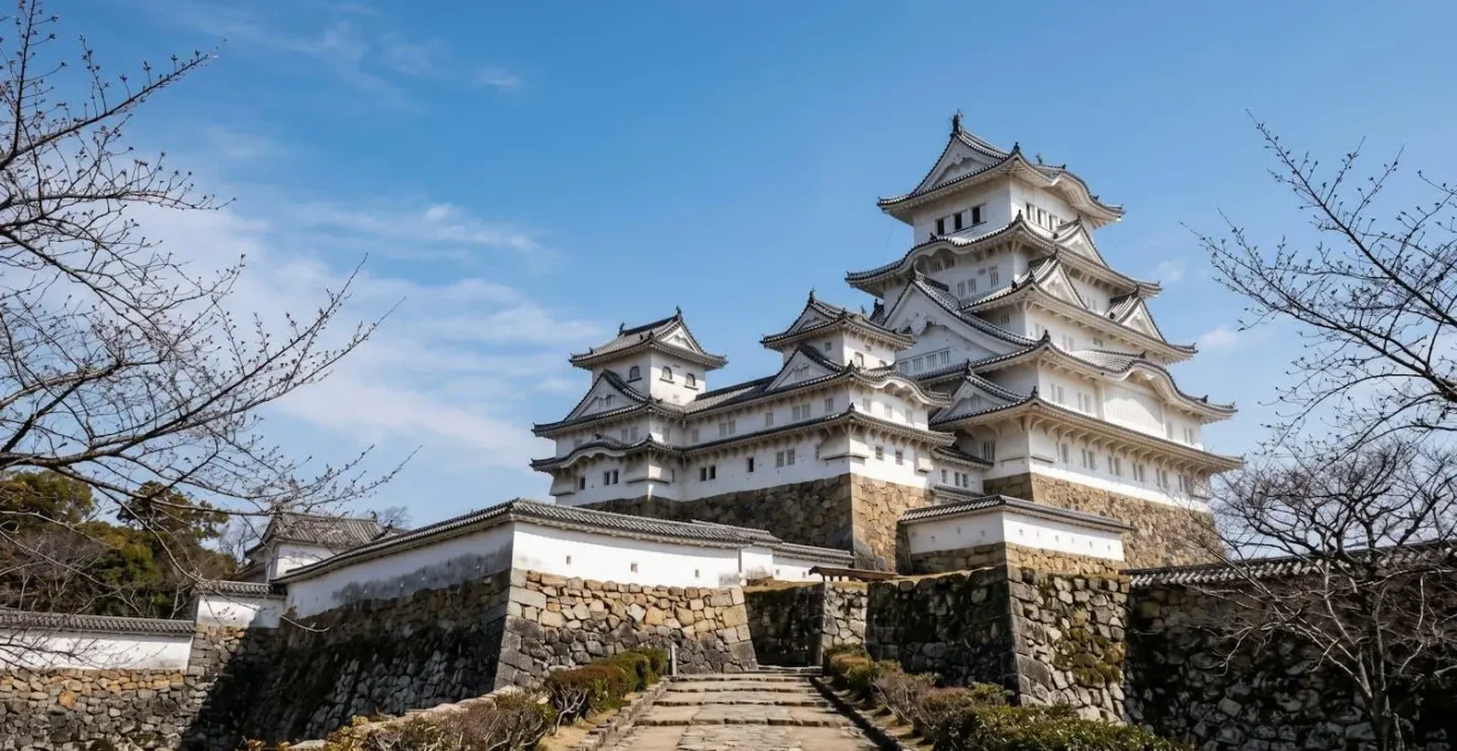 Le château de Himeji, surnommé le Héron Blanc, se dressant majestueusement avec ses murs immaculés et son architecture défensive japonaise