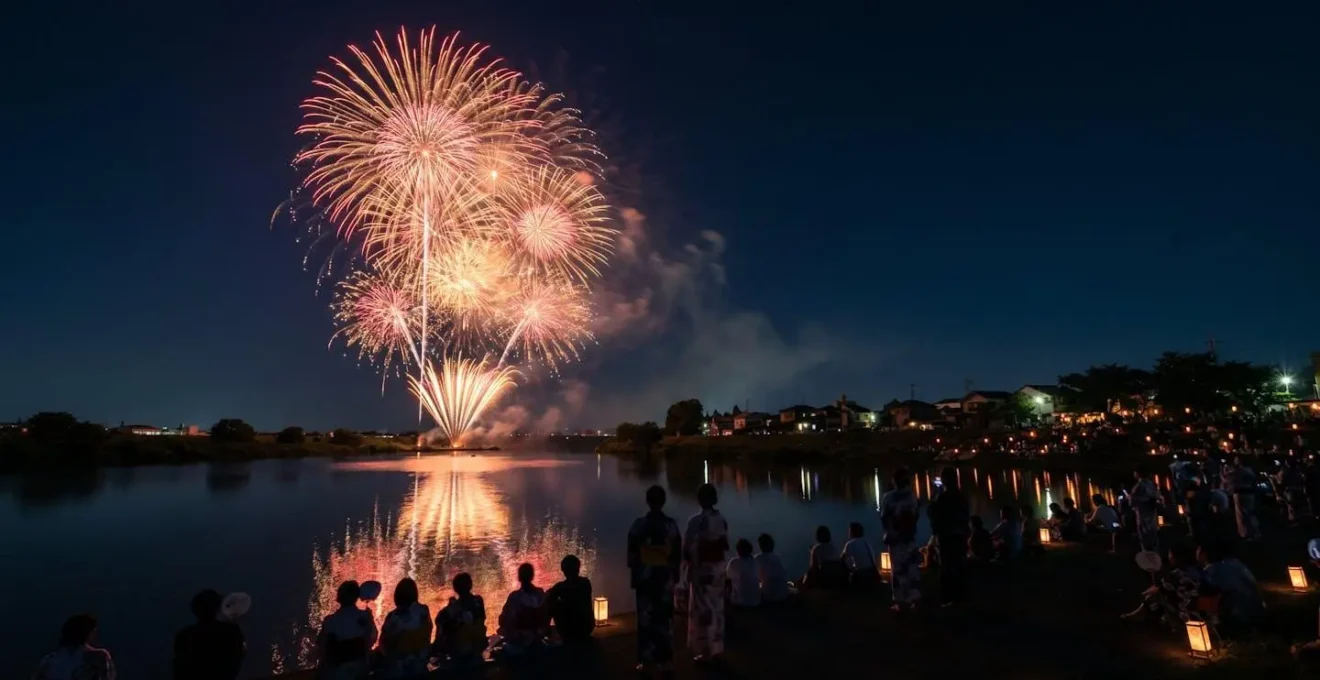 Spectacle de feux d'artifice japonais illuminant le ciel nocturne au-dessus d'un fleuve lors d'un festival d'été