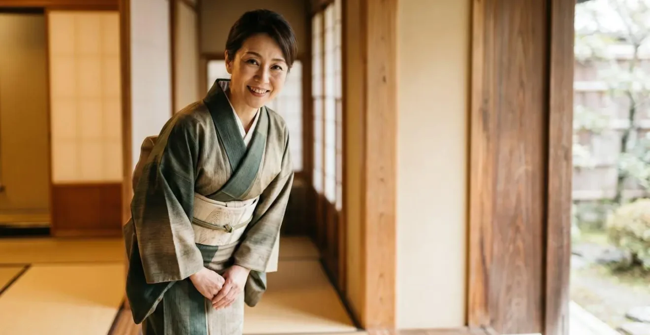 Scène d'accueil traditionnel japonais illustrant l'art de l'omotenashi et l'hospitalité raffinée