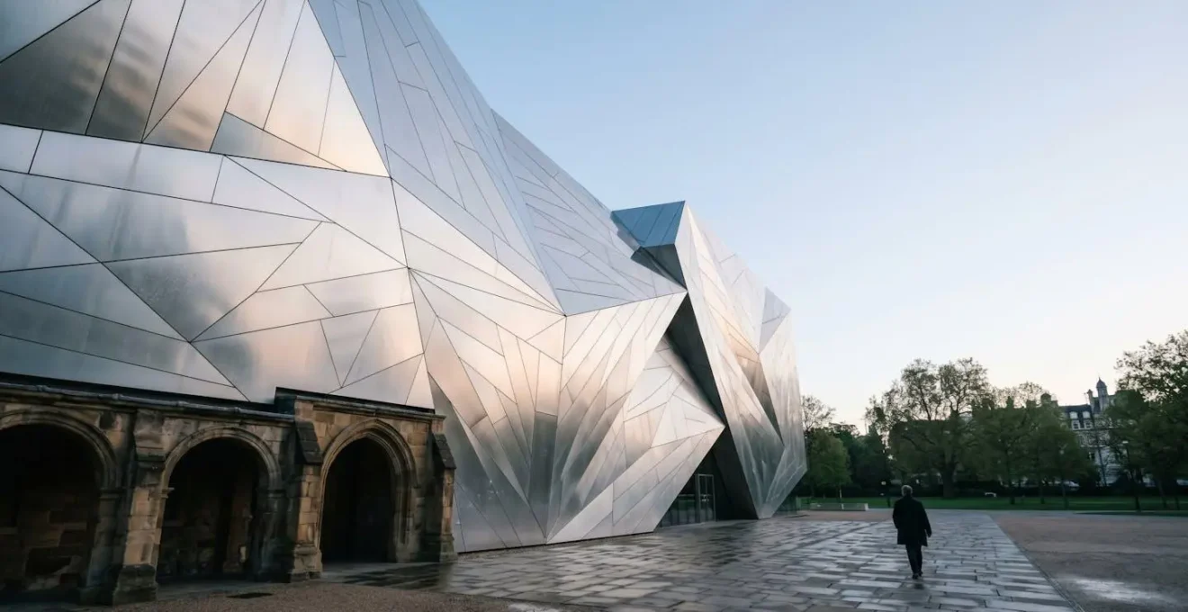 Vue architecturale moderne du musée Sumida Hokusai à Tokyo avec jeu de lumière sur les façades d'aluminium