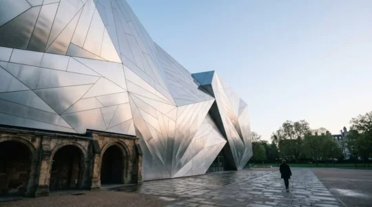 Vue architecturale moderne du musée Sumida Hokusai à Tokyo avec jeu de lumière sur les façades d'aluminium