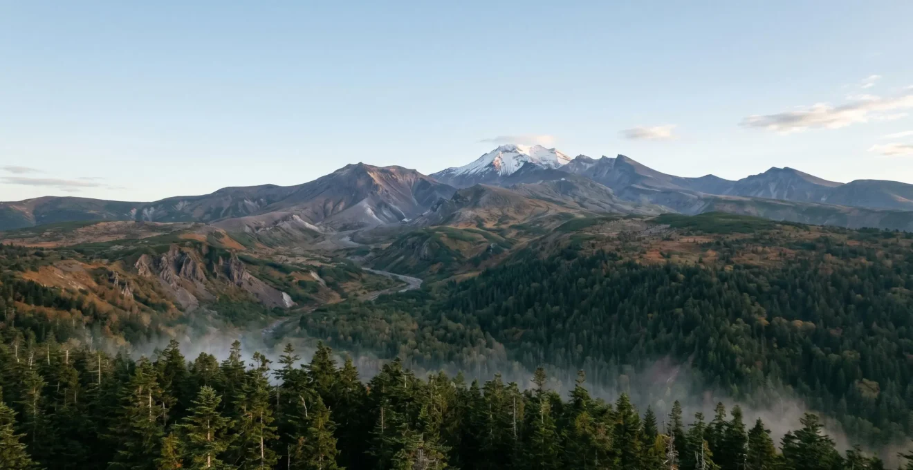 Paysage montagneux spectaculaire d'un parc national japonais avec sommets volcaniques et forêts denses