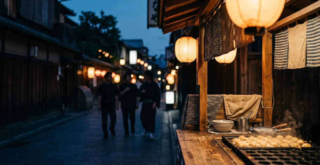 Scène de street food japonaise avec stands illuminés et boulettes de takoyaki fumantes