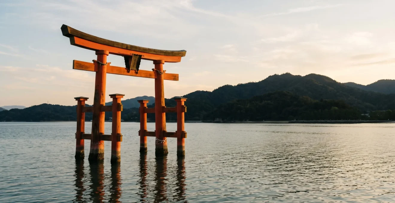 Le grand torii vermillon d'Itsukushima se reflétant dans les eaux calmes de la mer intérieure de Seto à marée haute